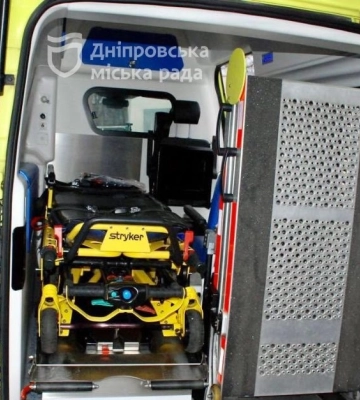 Німеччина передала Дніпру укомплектований автомобіль швидкої медичної допомоги