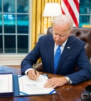 Байден підписав оборонний бюджет США на 2023 рік: скільки отримає Україна