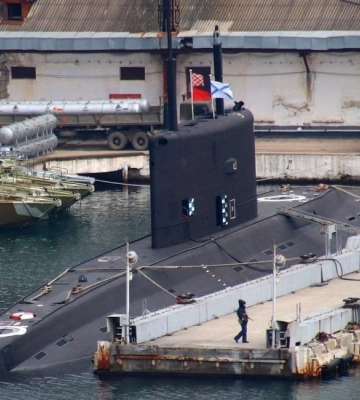 ЗМІ: Росія вивела у море підводний човен з “Калібрами” під охороною Мі-8 і катера, боїться дронів