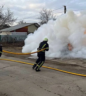 Згорів за 5 хвилин: серед білого дня в Ізмаїлі спалахнув електромобіль (ФОТО)