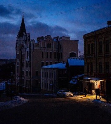 В Киеве мужчина в гражданском "разрулил" затор, образовавшийся на левом берегу