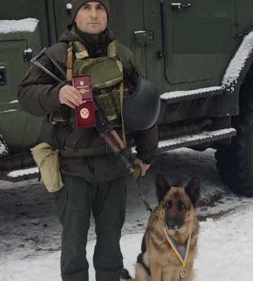 Командувач Нацгвардії нагородив молодшого сержанта та службову собаку за розкриття злочину