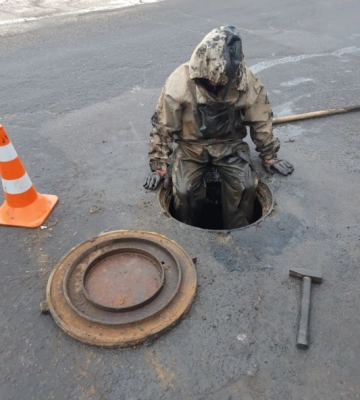У Чернівцях в районі аеропорту обвалилася стара каналізації і утворила провалля