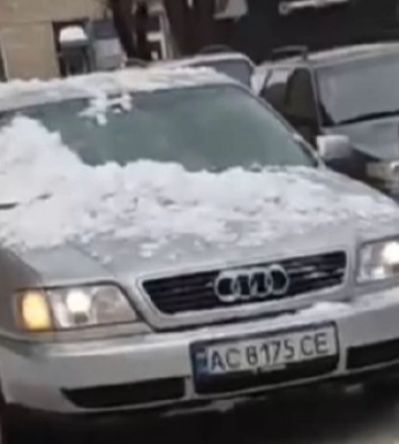 На Волині снігова брила розбила лобове скло автівки (ВІДЕО)