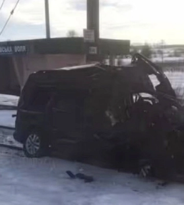 На Львівщині у ДТП з поїздом загинув водій авто та 8-річна дитина