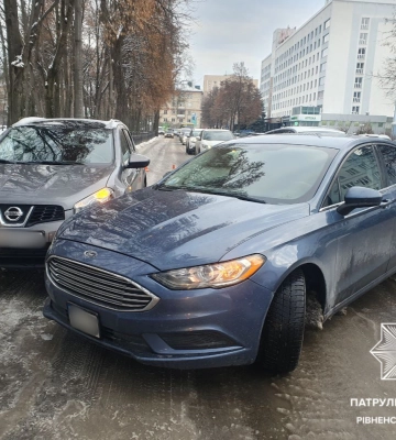 Навпроти перинатального центру у Рівному зіткнулись два легковики