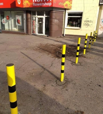 В Запоріжжі комунальники борються з незаконним паркуванням на тротуарах (ФОТО)