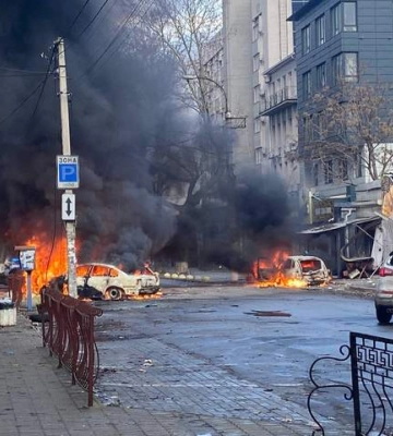 Окупанти посеред дня обстріляли центр Херсона: 5 загиблих – моторошні кадри