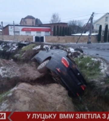 У Луцьку автівка BMW злетіла у кювет – водій втік (відео)