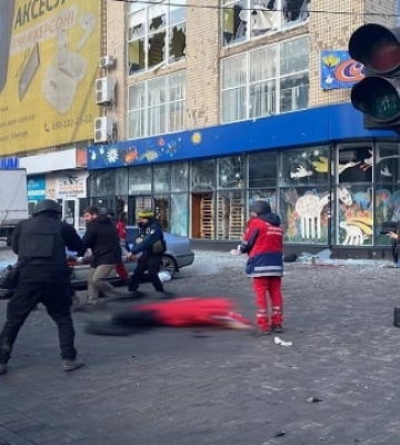 «Канун Рождества. Это убийства ради удовольствия». Зеленский об обстреле Россией центра Херсона