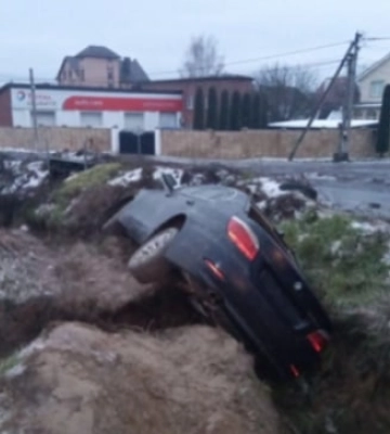 У Луцьку на Дубнівській BMW злетіла в кювет, водій утік
