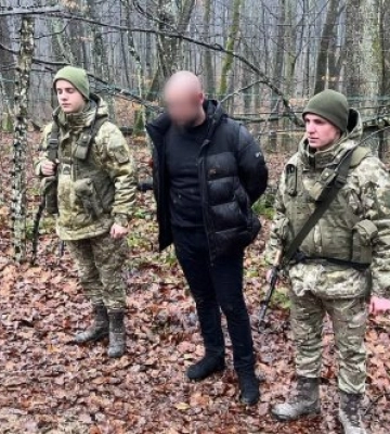 На кордоні з Угорщиною виявили вертоліт, який намагались незаконно вивезти за кордон. Фото