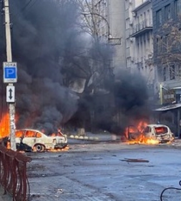 &quot;Ми воюємо проти зла&quot;: Зеленський відреагував на кривавий обстріл Херсона та показав фото