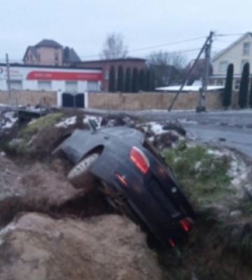 На околиці Луцька водій БМВ «злетів» у рівчак