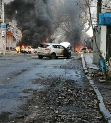 ДСНС про сьогоднішній жорстокий обстріл Херсона: ворог вдарив із реактивних систем залпового вогню, зайнялися 6 легкових автомобілів. ФОТО