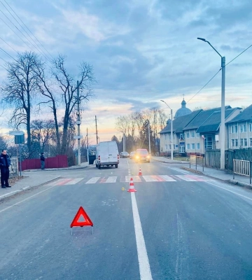 Водій мікроавтобуса збив 8-річну дівчинку на переході біля Надвірної