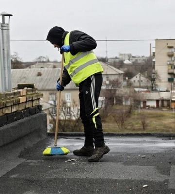 В Ізюмі відбудовують зруйновані ворогом багатоповерхівки. Фото