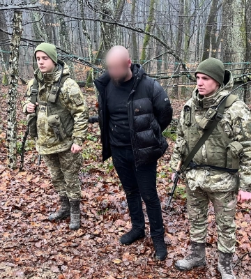 На кордоні з Угорщиною виявили вертоліт, який намагались незаконно вивезти за кордон. Фото