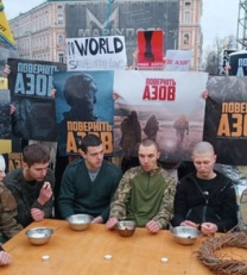 &quot;Різдво у полоні&quot;: родичі бійців &quot;Азова&quot; провели сильну акцію у центрі Києва - фото