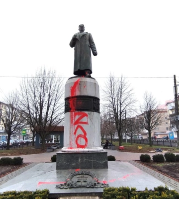 У Полтаві облили фарбою пам&#039;ятники Ватутіну та Зигіну
