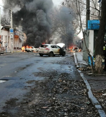 У Херсоні рятувальники ліквідовували наслідки ранкового обстрілу