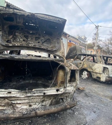 Внаслідок російського обстрілу Херсона горіло 66 автомобілів