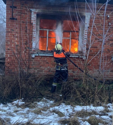 На Сумщині на місці пожежі вогнеборці виявили тіло загиблої людини (відео)