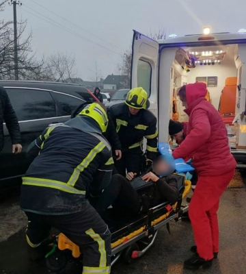 На Рівненщині зіткнулися легковики. Обом водіям знадобилась швидка