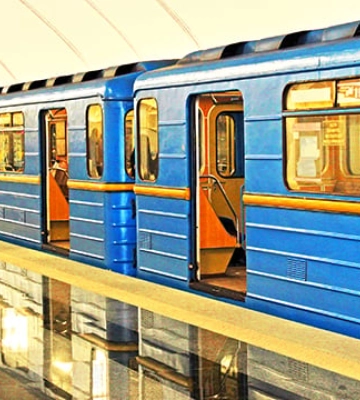 В Киевском метрополитене пассажир попал под поезд: движение на одной из линий ограничено