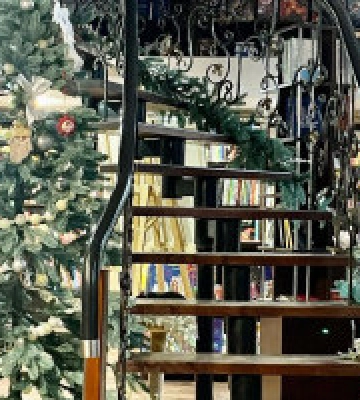 У Києві книгарня закликає долучитись до благодійного проєкту-бібліотеки зі збору книг для літніх людей