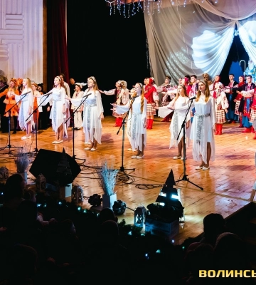 «Аби ніяка темрява не забрала світло у серцях»: у Луцьку організували святковий концерт для дітей наших захисників. Фото
