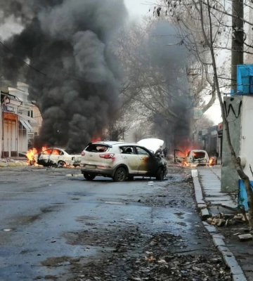 Ужасный обстрел Херсона: горели 66 легковых автомобилей - детали от МВД