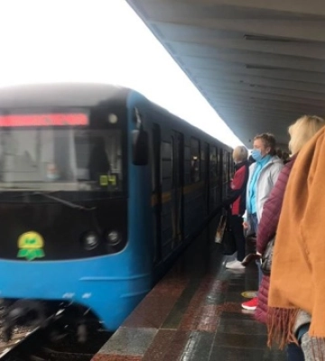 У Києві відновили рух поїздів червоною лінією метро