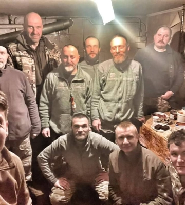 Украинские военные, защищающие Бахмут, отмечают Сочельник (, )
