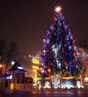 Як змінювалася головна ялинка Львова впродовж 10 років - ФОТО