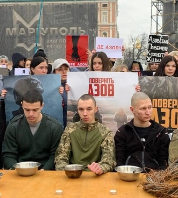 На Софійській площі пройшла креативна акція на підтримку бійців &quot;Азовсталі&quot; - фото
