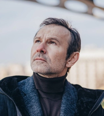 &quot;До встречи на набережной Ялты&quot;: Вакарчук спел на Антоновском мосту в Херсоне
