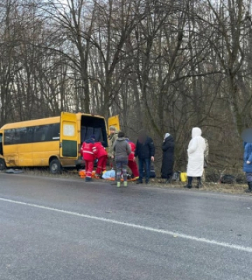 На Вінниччині Skoda зіткнулася з пасажирським автобусом, загинули жінка та дитина