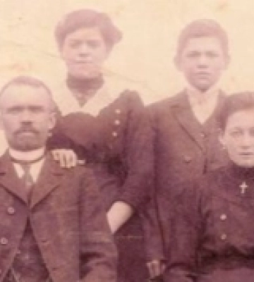 Родинне фото  із села на Острожчині першої половини ХХ століття