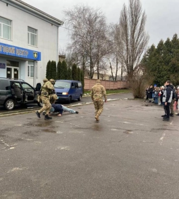 У Рівному бійці «КОРДу» навчали старшокласників стріляти