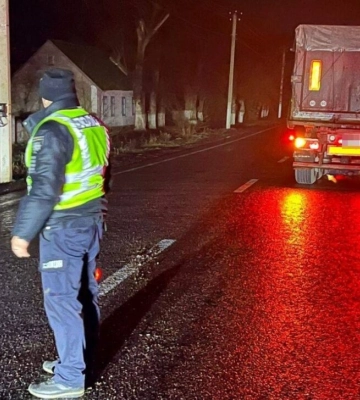 Переходила дорогу у невстановленому для цього місці: на трасі Одеса-Рені під колесами вантажівки загинула жінка