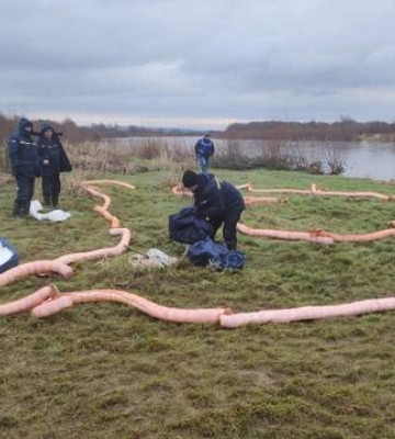 Перевищення норм у 200 разів: на Франківщині у Дністер потрапили нафтопродукти з Львівщини (ФОТО)