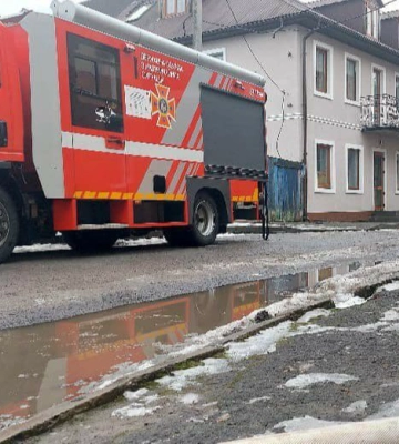 У Луцьку через опади затопило житловий будинок