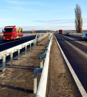 Відновлено ще один міст. Рух транспорту на трасі Київ-Харків відновлено