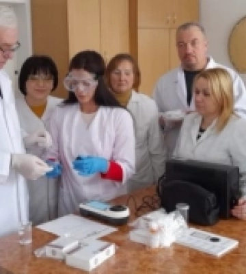 Фахівці санітарно-гігієнічної лабораторії Волині пробували виявляти шкідливі компоненти у питній воді