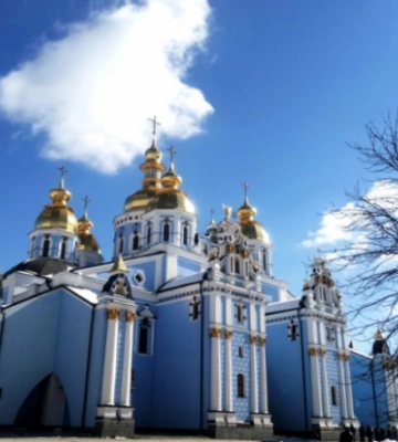 У Києві люди прийшли з нагоди Різдва на Божественну Літургію ПЦУ у Михайлівському соборі