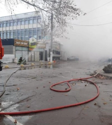У Херсоні поліцейські та рятувальники ліквідовують наслідки російського обстрілу