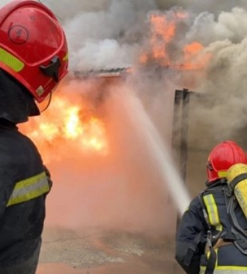У Запорізькій області через ворожі обстріли горіли будинок та гараж