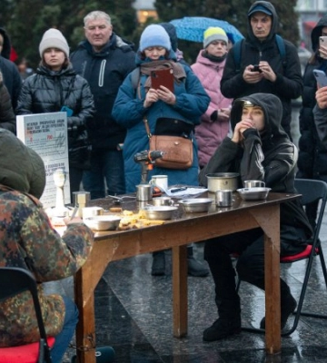 «Святвечір у двох реаліях»: рідні полонених азовців влаштували перформанс. Фоторепортаж