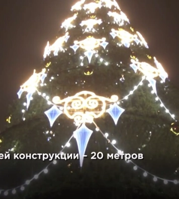 Окупанти встановили в зруйнованому Маріуполі новорічну ялинку